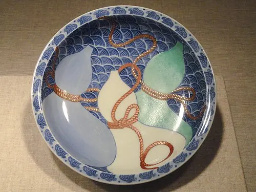 Historische Nabeshima-Schale mit farbiger Bemalung.