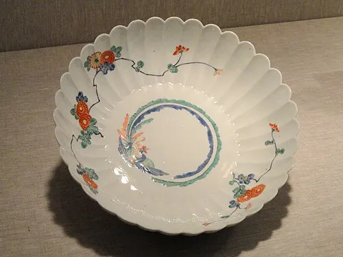 Historische Kakiemon-Schale aus Arita im Art Institute of Chicago.