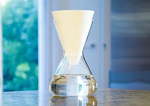 Soma-Filterkaraffe aus Glas auf einem Tisch.
