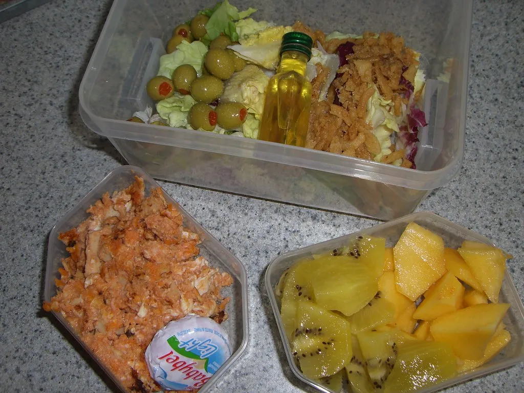 Eine gefüllte Lunchbox mit zwei separaten Beilagenbehältern.
