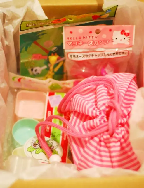Ein kleines Bento-Geschenk mit Zubehör und verpackten Beigaben.