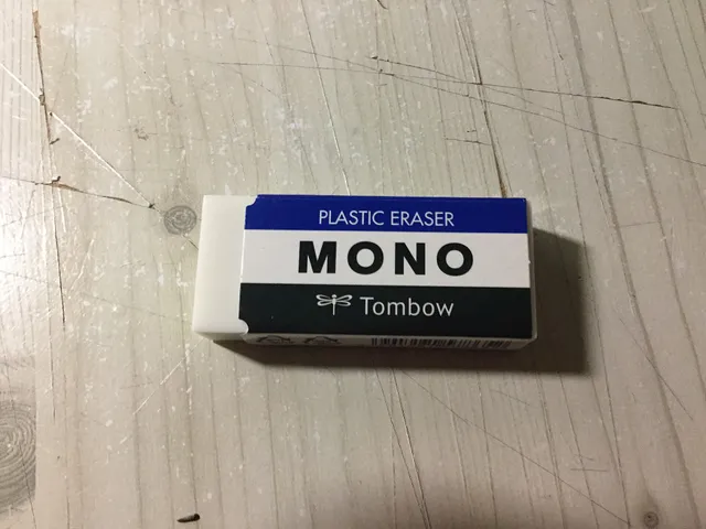 Tombow MONO: weißer Blockradierer mit der charakteristischen Banderole.
