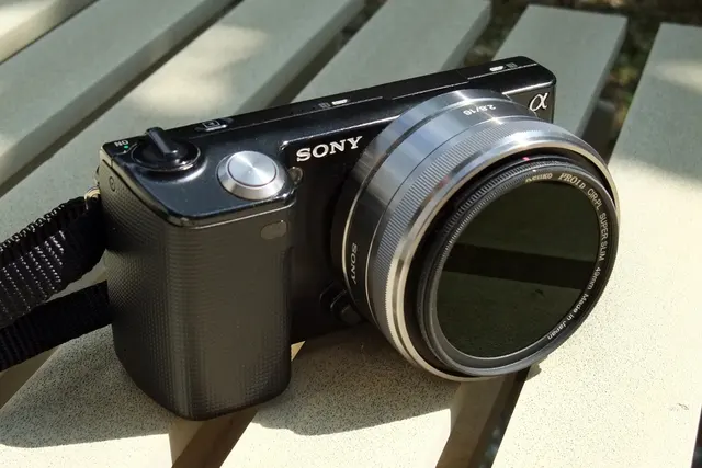 Sony NEX-5 mit einem kompakten Objektiv