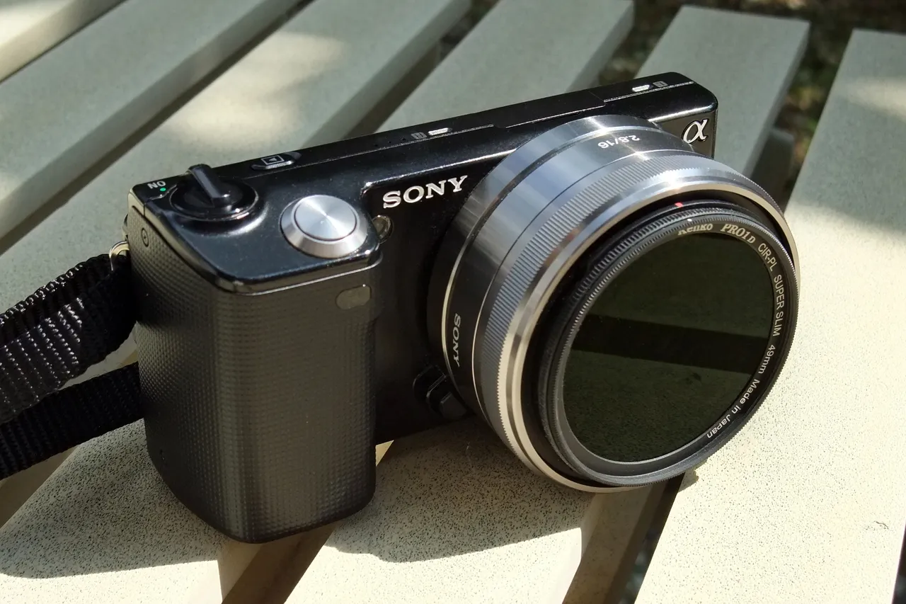 Sony NEX-5 mit einem kompakten Objektiv