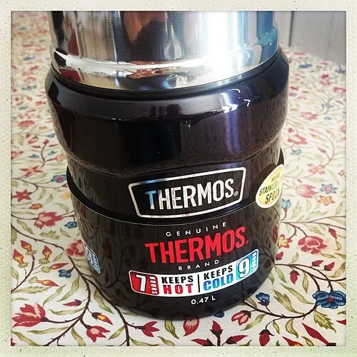 Geschlossenes Thermos-Speisegefäß mit Becherdeckel