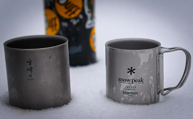 Zwei unterschiedlich geformte Snow-Peak-Titanbecher nebeneinander