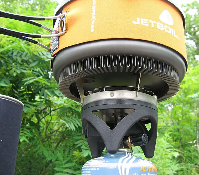 JetBoil-Kocher unter einem größeren Kochtopf mit eingesteckter Gaskartusche