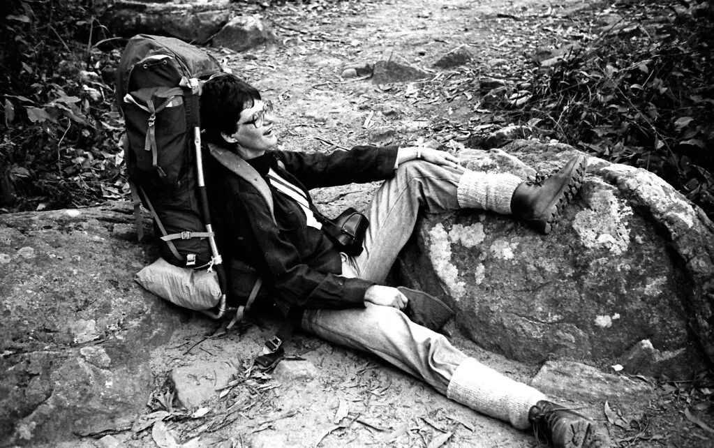 Wanderer mit großem Tourenrucksack während einer Pause