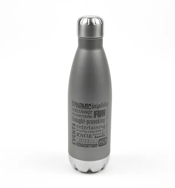 Wiederverwendbare Metall-Trinkflasche mit Schraubverschluss vor weißem Hintergrund
