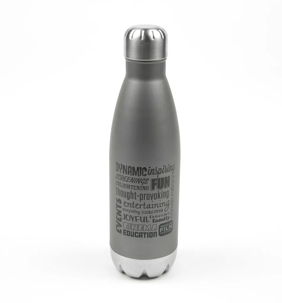 Wiederverwendbare Metall-Trinkflasche mit Schraubverschluss vor weißem Hintergrund