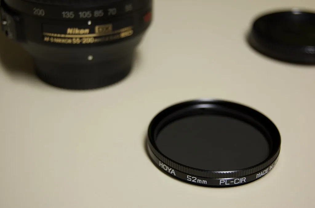 Hoya-Polfilter mit 52-mm-Beschriftung vor einem Objektiv