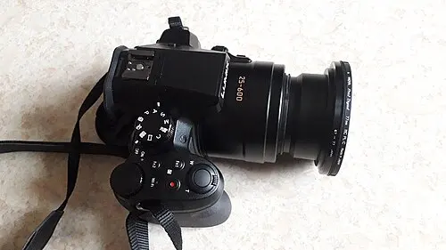 Panasonic-Kamera mit montiertem Hoya-Polfilter in der Draufsicht