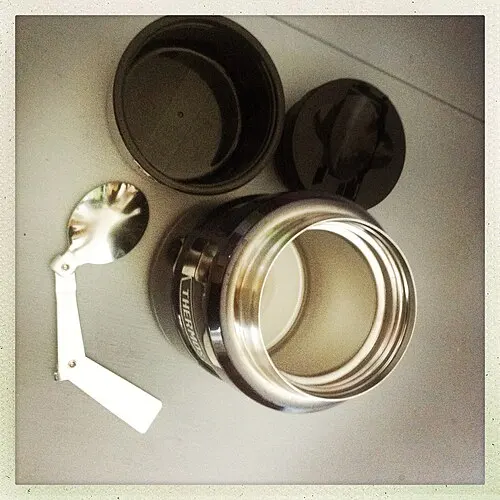 Geöffnetes Thermos-Speisegefäß mit getrennten Deckelteilen und Klapplöffel