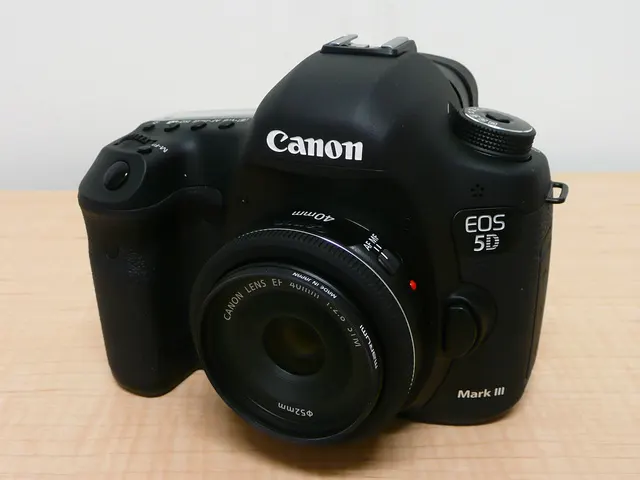 Canon EOS 5D mit montiertem Objektiv
