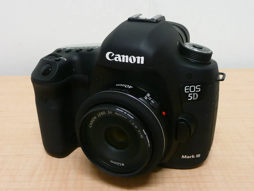 Canon EOS 5D mit montiertem Objektiv