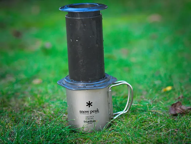 AeroPress auf einem Snow-Peak-Becher auf einer Wiese