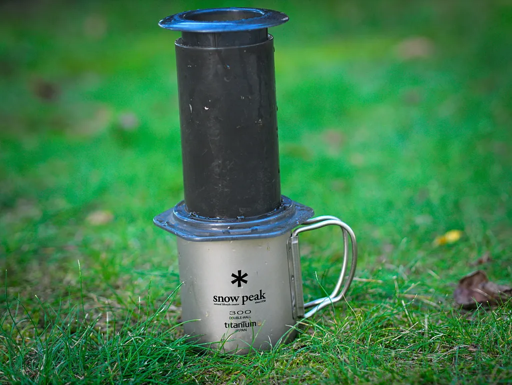 AeroPress auf einem Snow-Peak-Becher auf einer Wiese