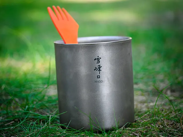 Oranger Light-My-Fire-Spork in einem Snow-Peak-Titanbecher