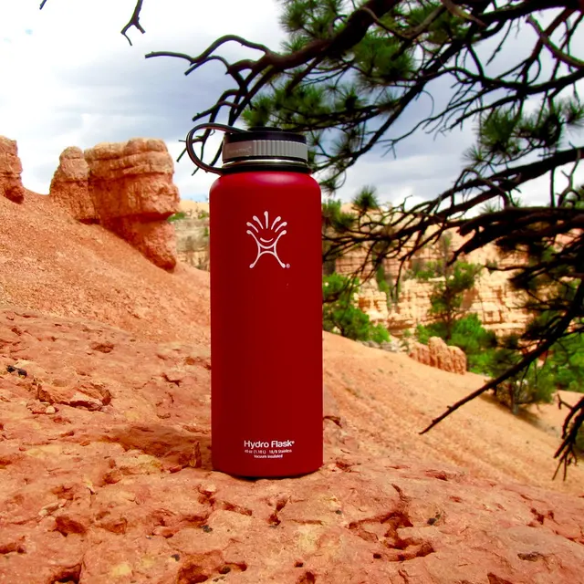 Rote HydroFlask-Isolierflasche in einer Landschaft mit roten Felsen