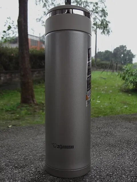 Zojirushi-Isolierbecher SM-JA48-SA in schmaler zylindrischer Form