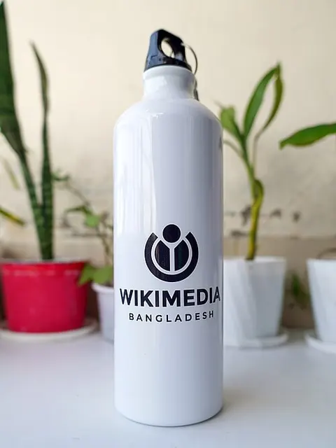 Weiße Trinkflasche mit Schraubverschluss und Wikimedia-Bangladesh-Aufdruck