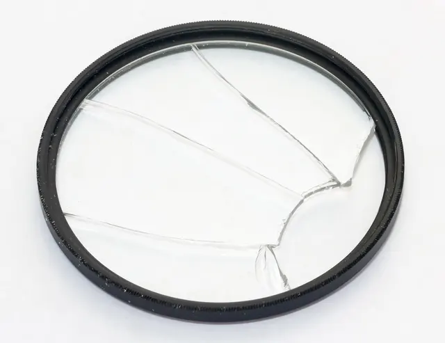 Hoya-UV-Filter mit mehreren Rissen im Glas