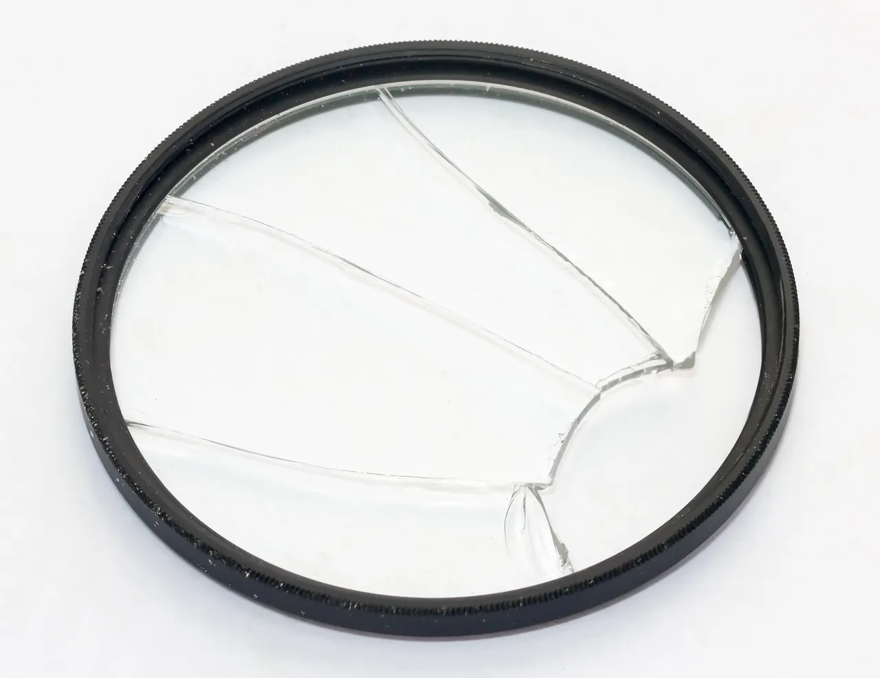 Hoya-UV-Filter mit mehreren Rissen im Glas