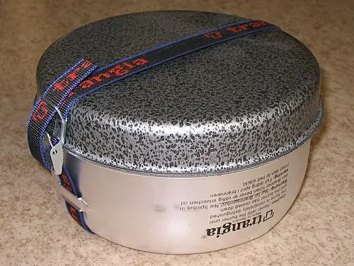 Zusammengepacktes Trangia-Kochset mit Halteriemen