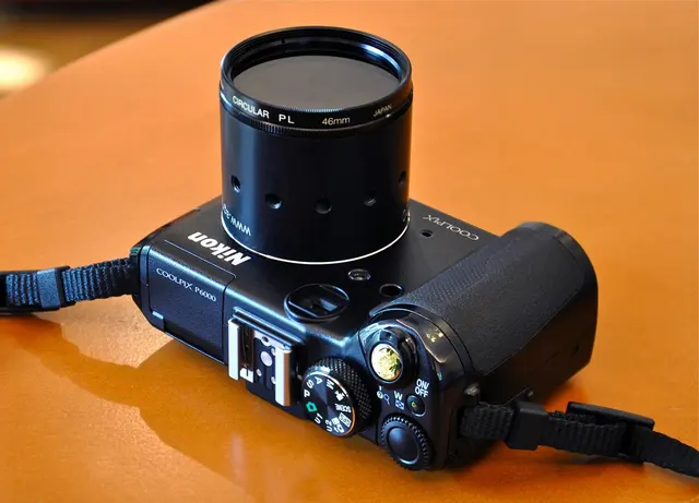Nikon-Kompaktkamera mit Tubusadapter und zirkularem Polfilter