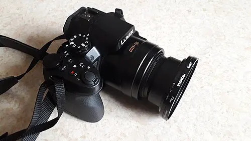 Panasonic-Kamera mit Hoya-ND16-Filter vor dem Objektiv