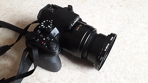 Panasonic-Kamera mit Hoya-ND16-Filter vor dem Objektiv