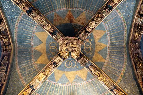 Verziertes Gewölbe in der Eingangshalle der Nürnberger Frauenkirche