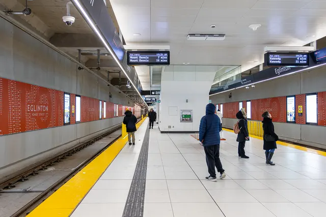 Bahnsteig der Eglinton Station mit Fahrgästen und markanten Fluchtlinien