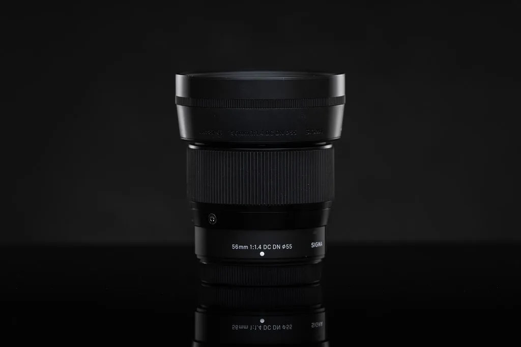 Sigma 56mm F1.4 DC DN Contemporary auf einer spiegelnden dunklen Fläche