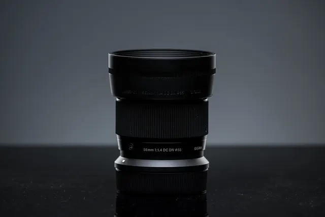 Sigma 56mm F1.4 DC DN Contemporary vor dunklem Hintergrund