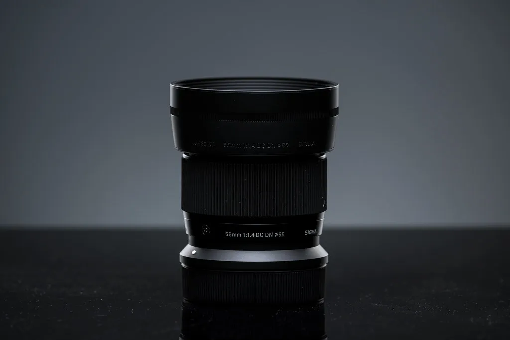Sigma 56mm F1.4 DC DN Contemporary vor dunklem Hintergrund