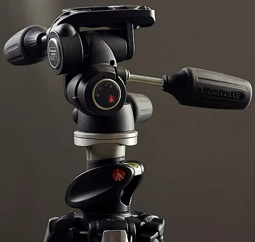 Manfrotto-Stativkopf mit Schnellwechselaufnahme und drei Griffen