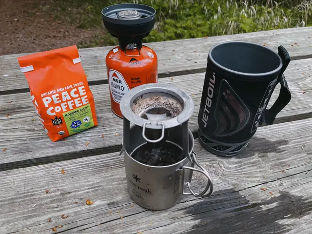 Snow-Peak-Becher neben einem JetBoil-Kochsystem auf einem Campingtisch