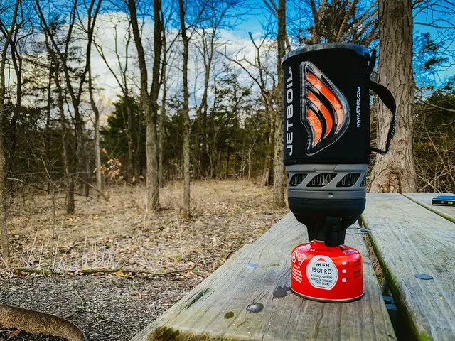 JetBoil-Kochsystem auf einer roten MSR-Gaskartusche am Wald-Picknicktisch