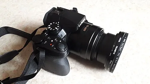 Zwei übereinander montierte Hoya-Filter an einer Panasonic-Kamera