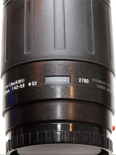 Nahaufnahme von Skalen und Beschriftung eines älteren Tamron-Zoomobjektivs