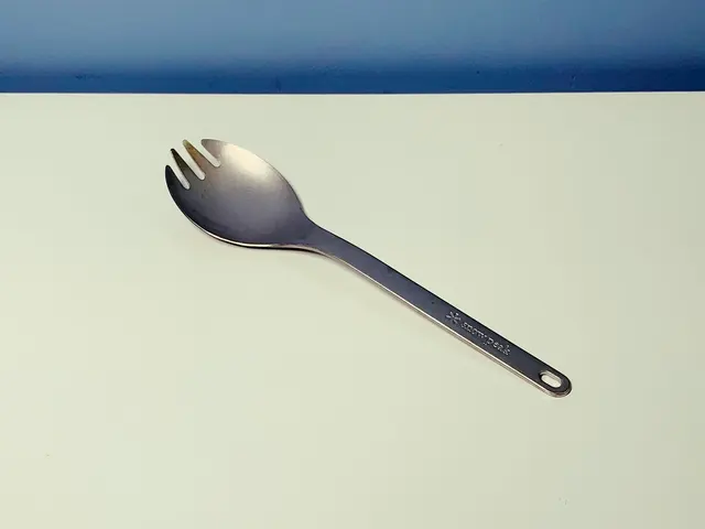 Metallspork mit kombinierter Löffelmulde und kurzen Gabelzinken