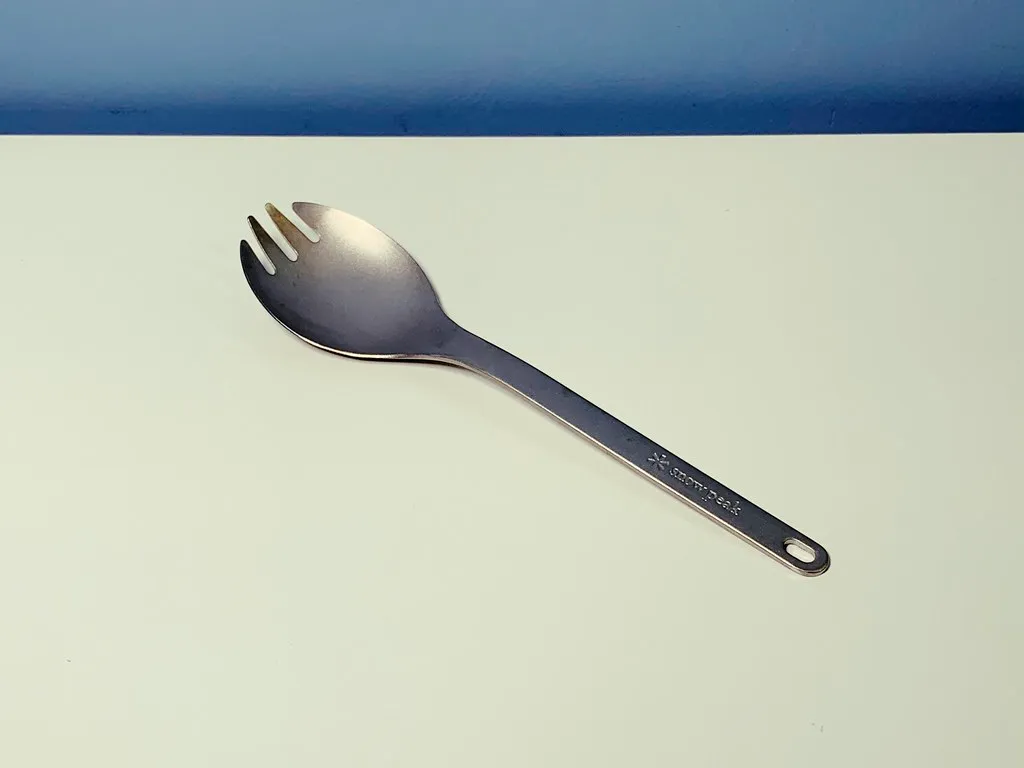 Metallspork mit kombinierter Löffelmulde und kurzen Gabelzinken