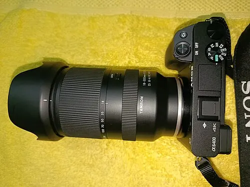Sony A6400 mit angesetztem Tamron-18–300-mm-Zoom