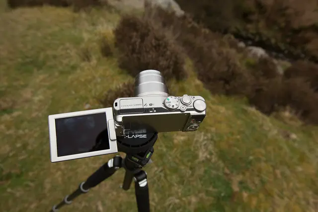 Nikon-Kompaktkamera mit ausgeklapptem Bildschirm auf einem Zeitrafferkopf und Stativ