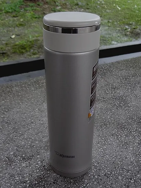 Silberner Zojirushi-Isolierbecher SM-JA48-SA mit geschlossenem Deckel