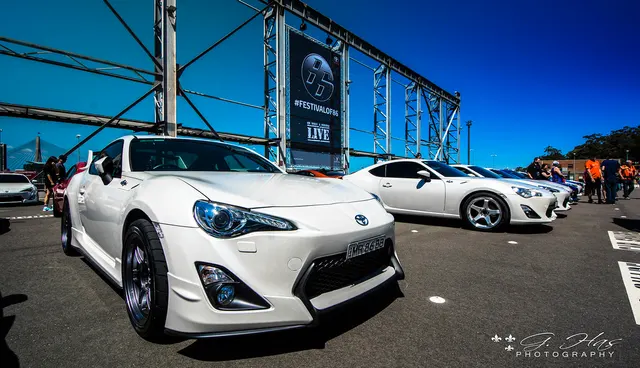 Toyota 86 bei einem Fahrzeugtreffen. Eines der Fahrzeugvorbilder für den Modellvergleich; keine Aufnahme eines Tamiya-Bausatzes.