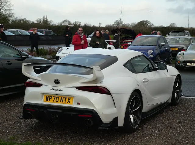 Toyota GR Supra von hinten mit nachgerüstetem Heckflügel. Foto eines realen Fahrzeugs als Formvergleich; Ausstattung und Karosseriedetails können vom Tamiya-Bausatz abweichen.