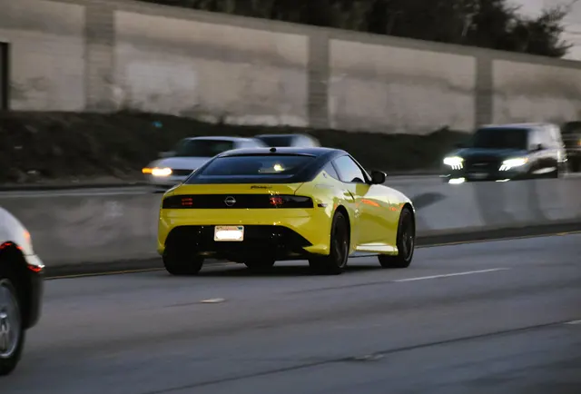 Nissan Z Performance des Modelljahrs 2023 in Originalgröße. Vorbildfoto; keine Abbildung des Tamiya-Bausatzes 24363 oder seiner Bauvarianten.