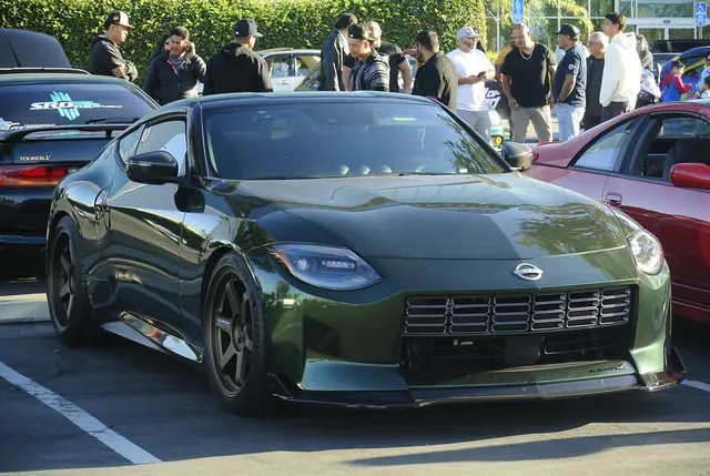 Nissan Z in Originalgröße bei einem Fahrzeugtreffen. Drittes Fahrzeugvorbild im Vergleich; kein Foto des Tamiya-Modells.